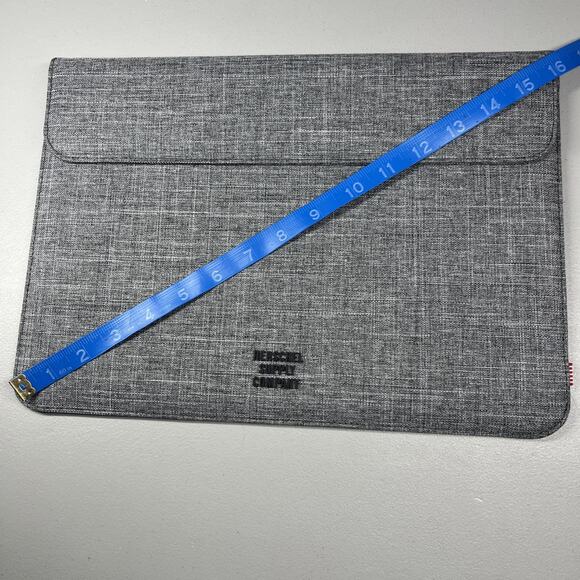 Herschel Spokane Sleeve Laptop Device Tablet Pad Magnetic Closure Gray 13 Inch - Picture 3 of 7